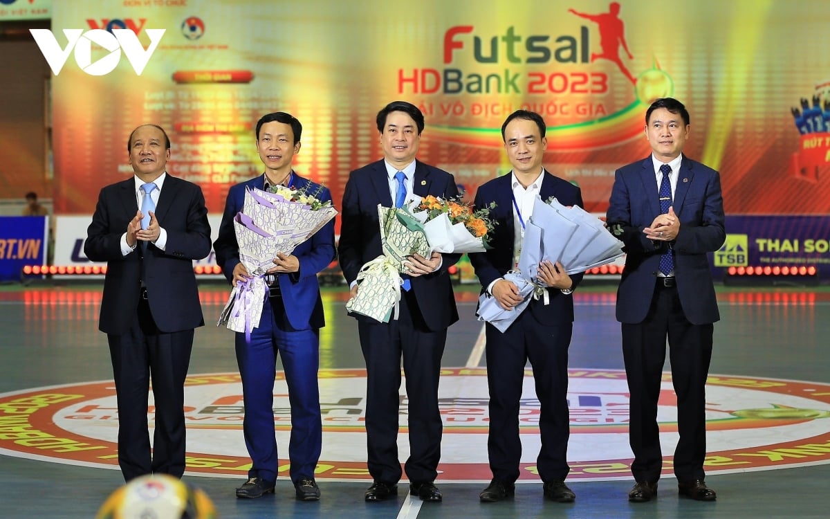 Ban tổ chức giải và Nhà tài trợ kim cương HDBank nhận hoa của lãnh đạo Đài Tiếng nói Việt Nam và Liên đoàn Bóng đá Việt Nam