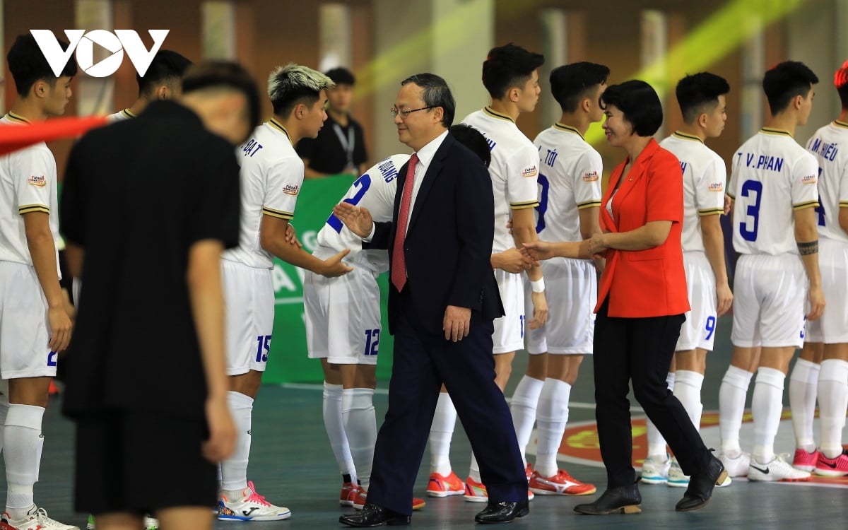 Tổng giám đốc Đài Tiếng nói Việt Nam Đỗ Tiến Sỹ và lãnh đạo Tổng cục Thể dục Thể thao xuống sân động viên cầu thủ 2 đội trước giờ bóng lăn