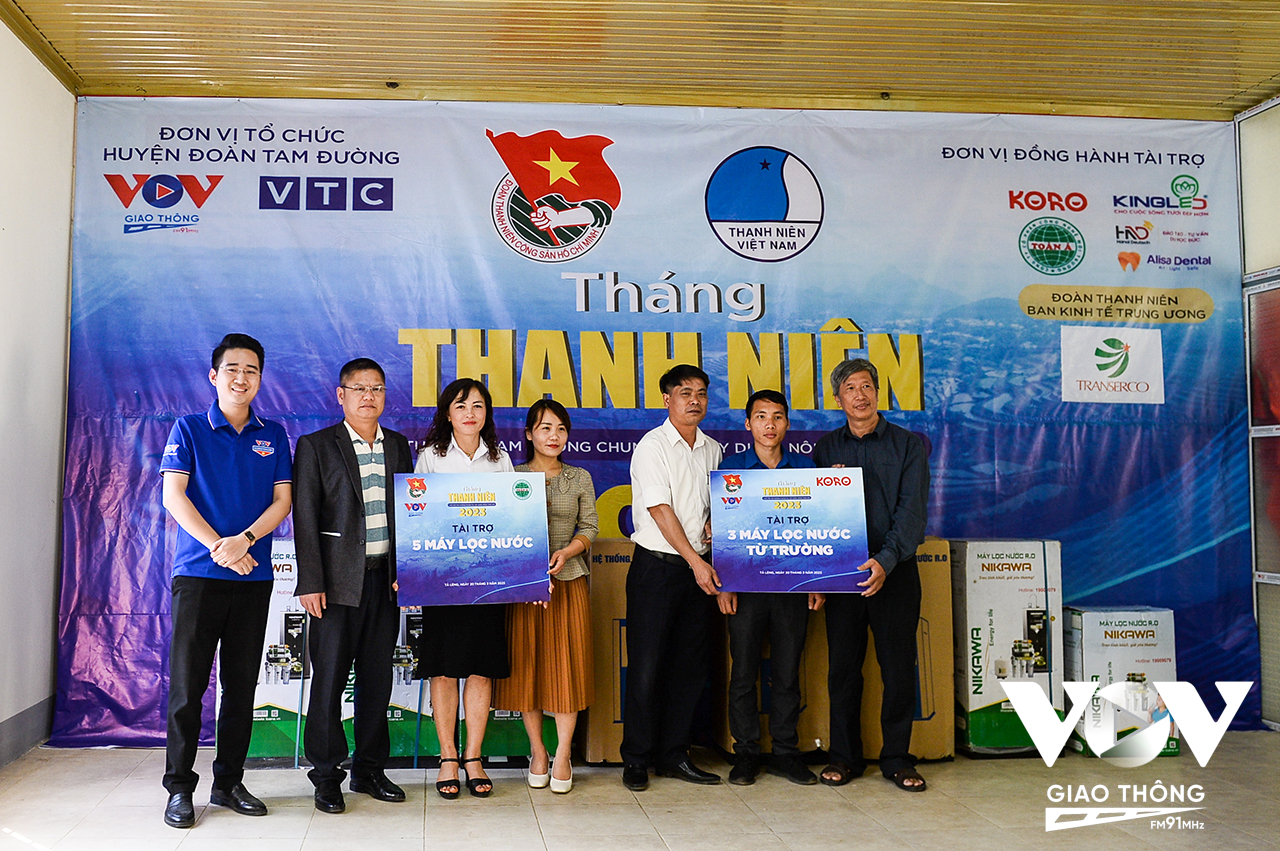 Đoàn Thanh niên Kênh VOV Giao thông tặng máy lọc nước cho đại diện xã Tả Lèng