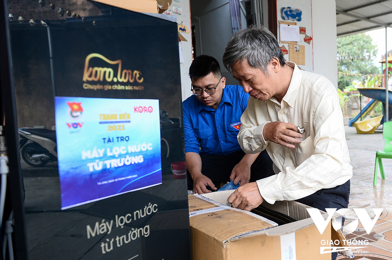 Ông Nguyễn Đức Quý, Giám đốc sản phẩm của Koro trực tiếp lắp đặt máy lọc nước từ trường tại các điểm trường