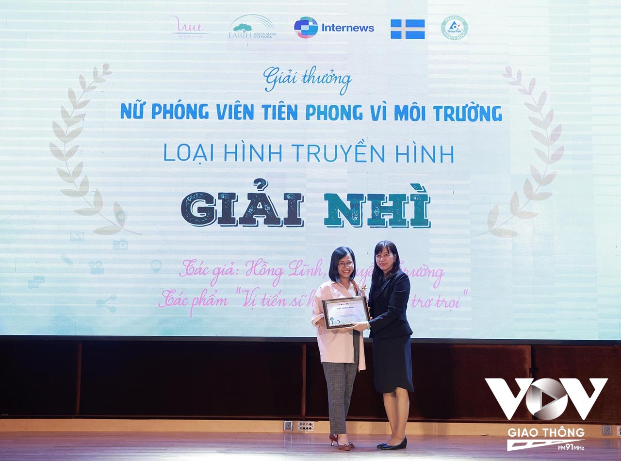 Phóng viên Đào Thị Hồng Lĩnh, Kênh VOV Giao giành giải Nhì với tác phẩm: Vị tiến sĩ hồi sinh đồi đá trơ trọi.