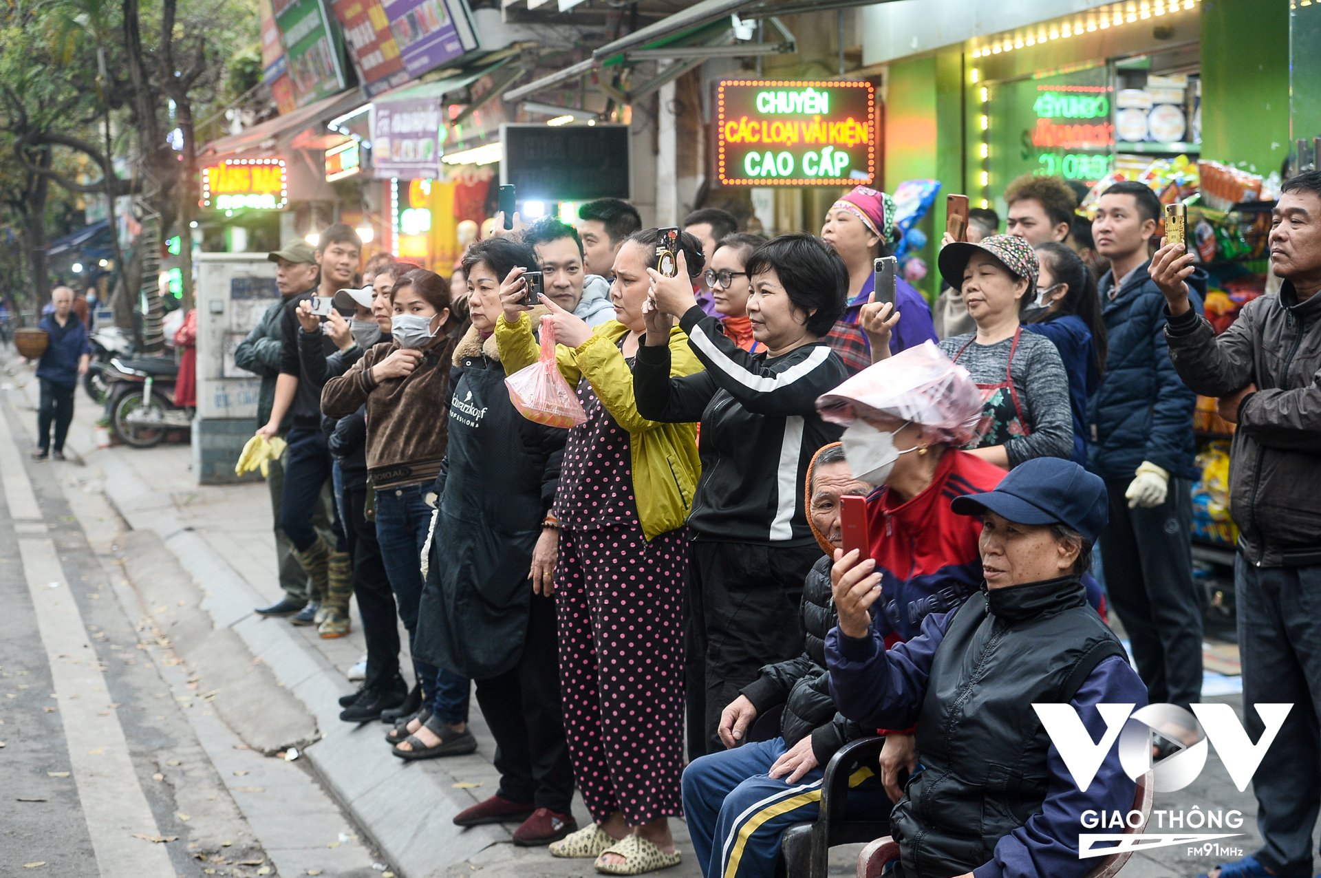 Buổi diễn tập đã thu hút sự chú ý của nhiều người dân và các tiểu thương chợ Châu Long.
