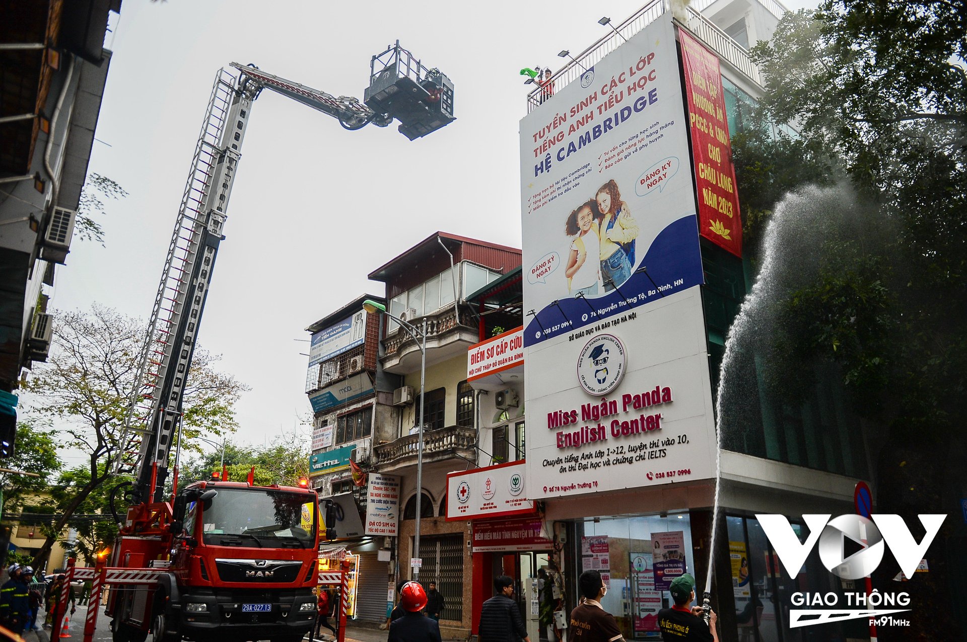 Lúc này lực lượng Cảnh sát Phòng cháy, chữa cháy và Cứu nạn, cứu hộ quận Ba Đình, Hà Nội đã có mặt. Lập tức triển khai phương tiện, con người xử lý đám cháy. Xe thang được nâng lên nhà 4 tầng để cứu nạn.