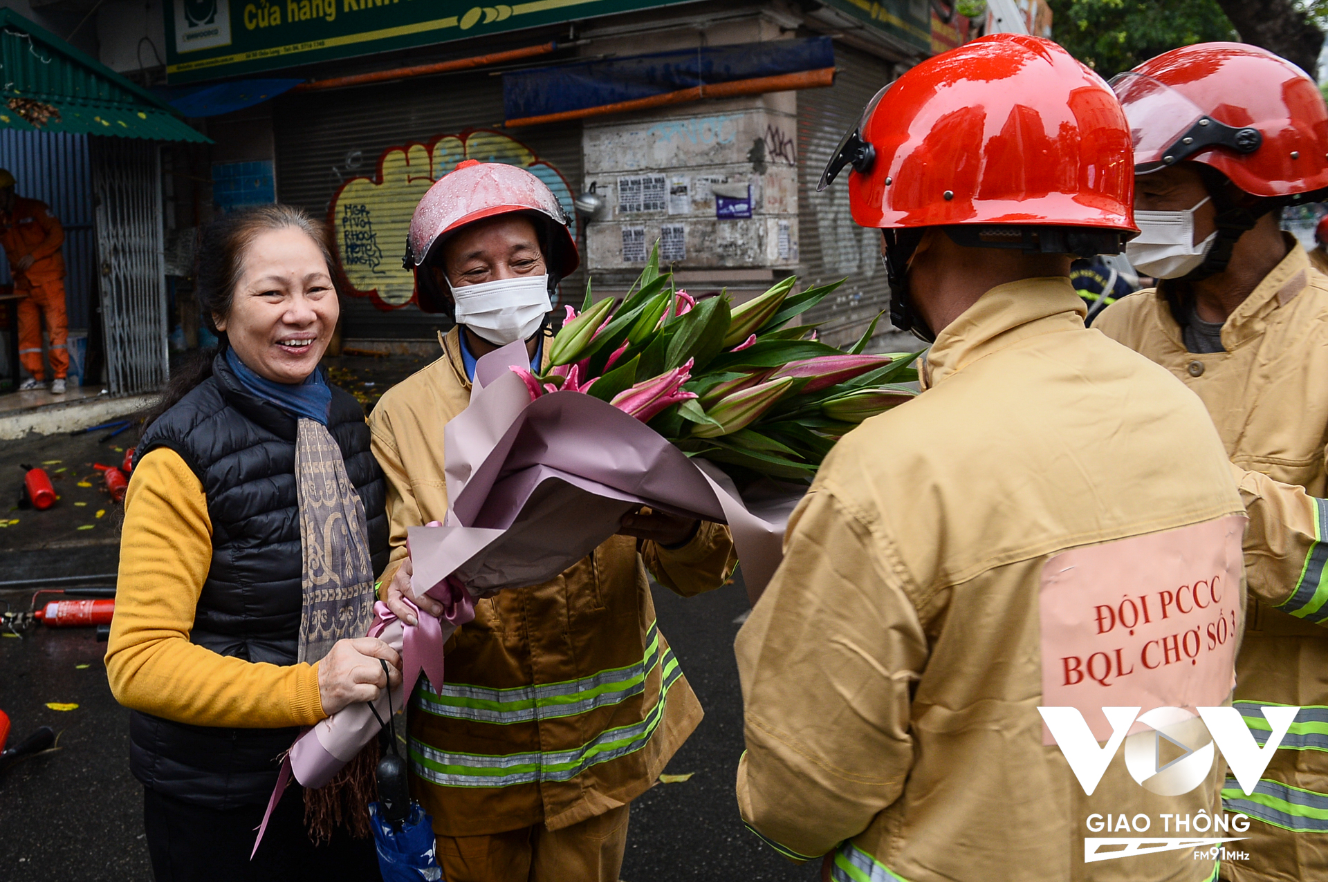 Bà con sinh sống gần chợ Châu Long tặng hoa cho đội phòng cháy chữa cháy tại cơ sở sau khi kết thúc buổi diễn tập thành công, tốt đẹp./.