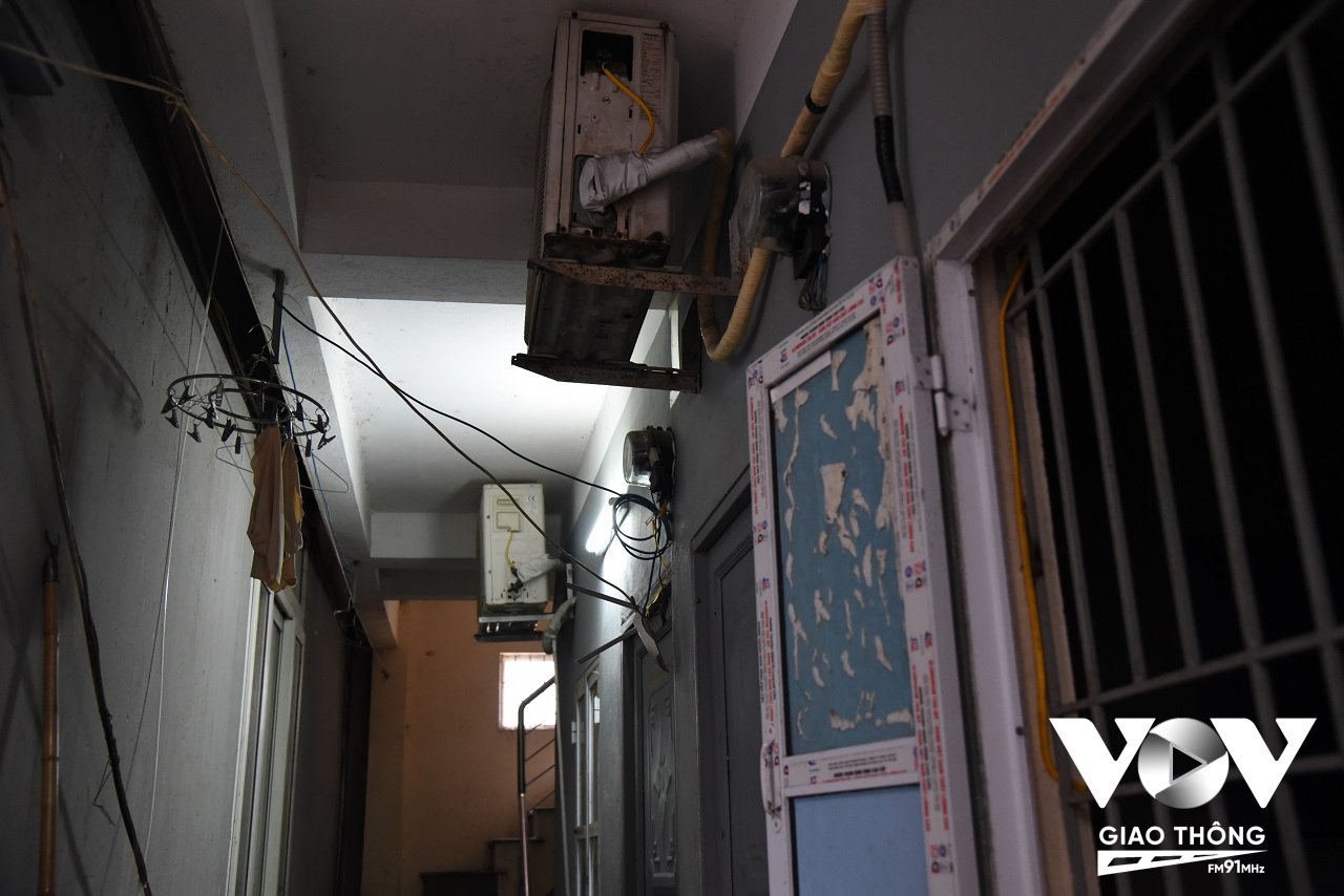 Không gian nhỏ hẹp, việc sử dụng hệ thống điện còn chưa đảm bảo an toàn là đặc điểm chung của nhiều khu nhà trọ