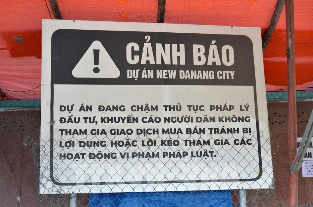 Một biển cảnh báo được dựng bên ngoài Dự án New Danang City do Công ty cổ phần Đầu tư Kinh doanh nhà Phú Gia Thịnh làm chủ đầu tư. Ảnh: Quốc Dũng - TTXVN