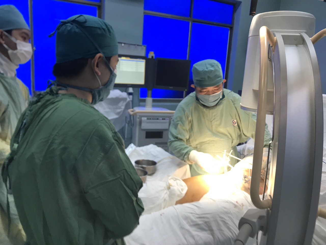 Các bác sĩ Bệnh viện Nhân dân Gia Định thực hiện phẫu thuật cho thai phụ 32 tuổi, nạn nhân của vụ cây đổ tại THCS Trần Văn Ơn