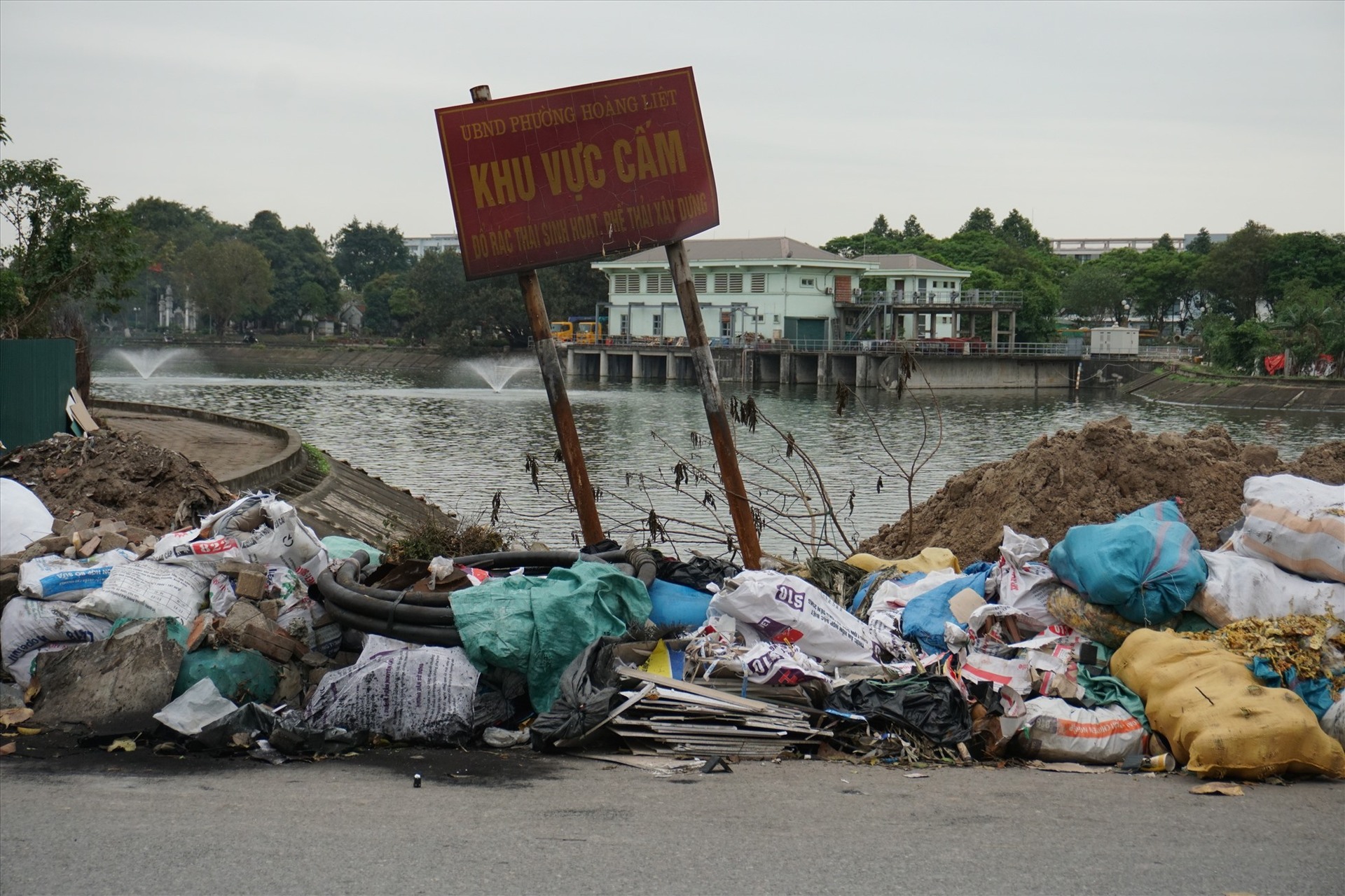 Bãi rác chạy dọc khu dân cư bán đảo Linh Đàm. Ảnh: Lao Động