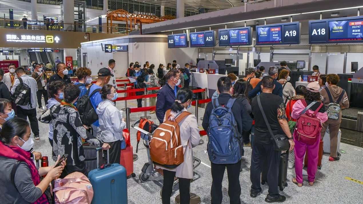 Hành khách xếp hàng tại Sân bay quốc tế Mỹ Lan Hải Khẩu, Hải Nam, Trung Quốc. Ảnh: AFP