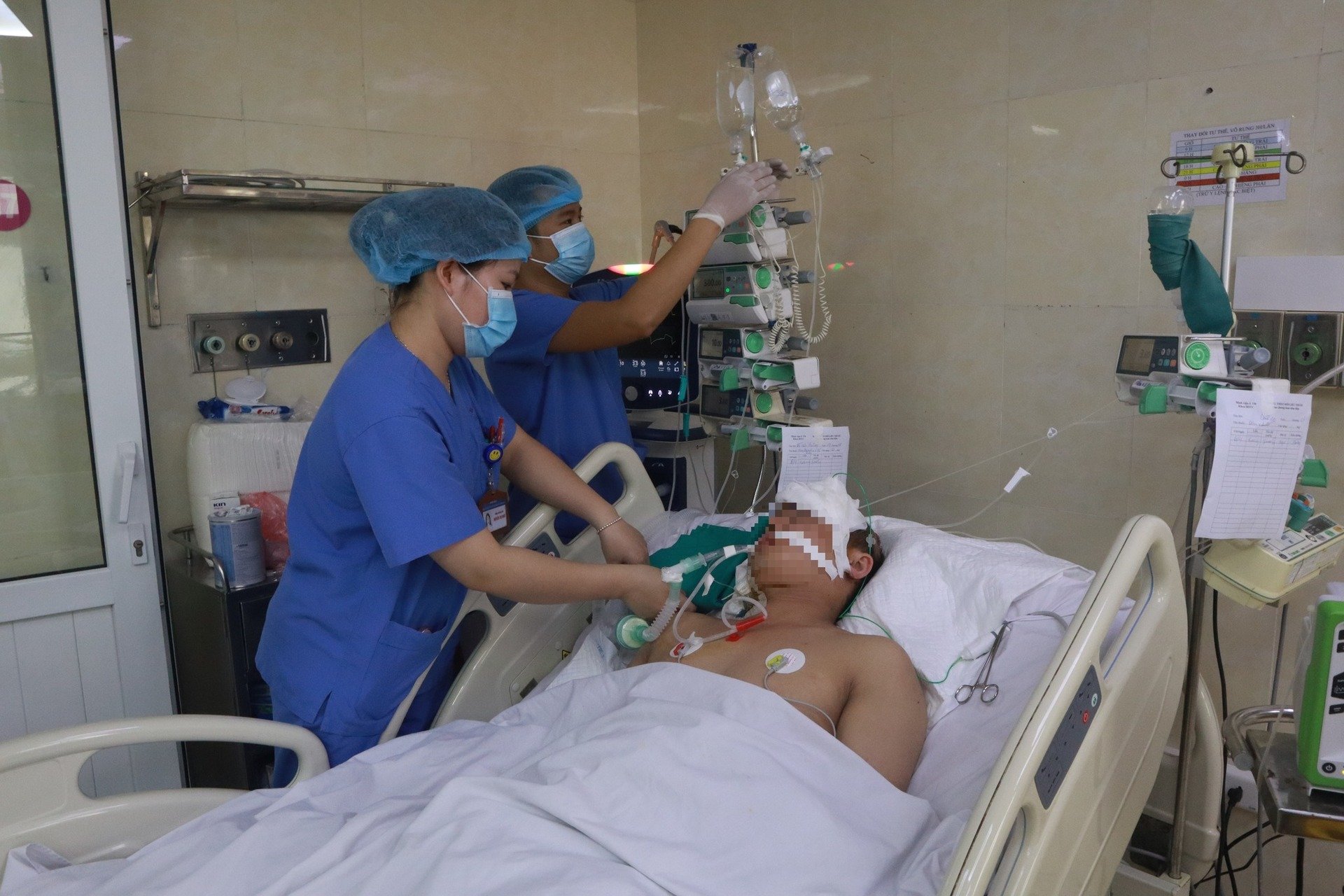 Một nạn nhân trong vụ tai nạn đang được điều trị - Ảnh bệnh viện E cung cấp