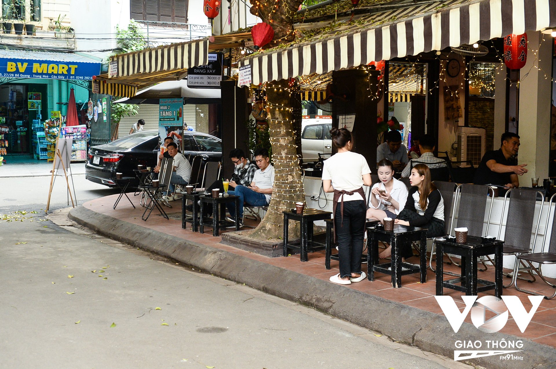 Cũng trong buổi ra quân, Ban Chỉ đạo 197, phường Trung Hòa đã xử lý cửa hàng kinh doanh cà phê, đồ uống kê bàn ghế lấn chiếm vỉa hè.