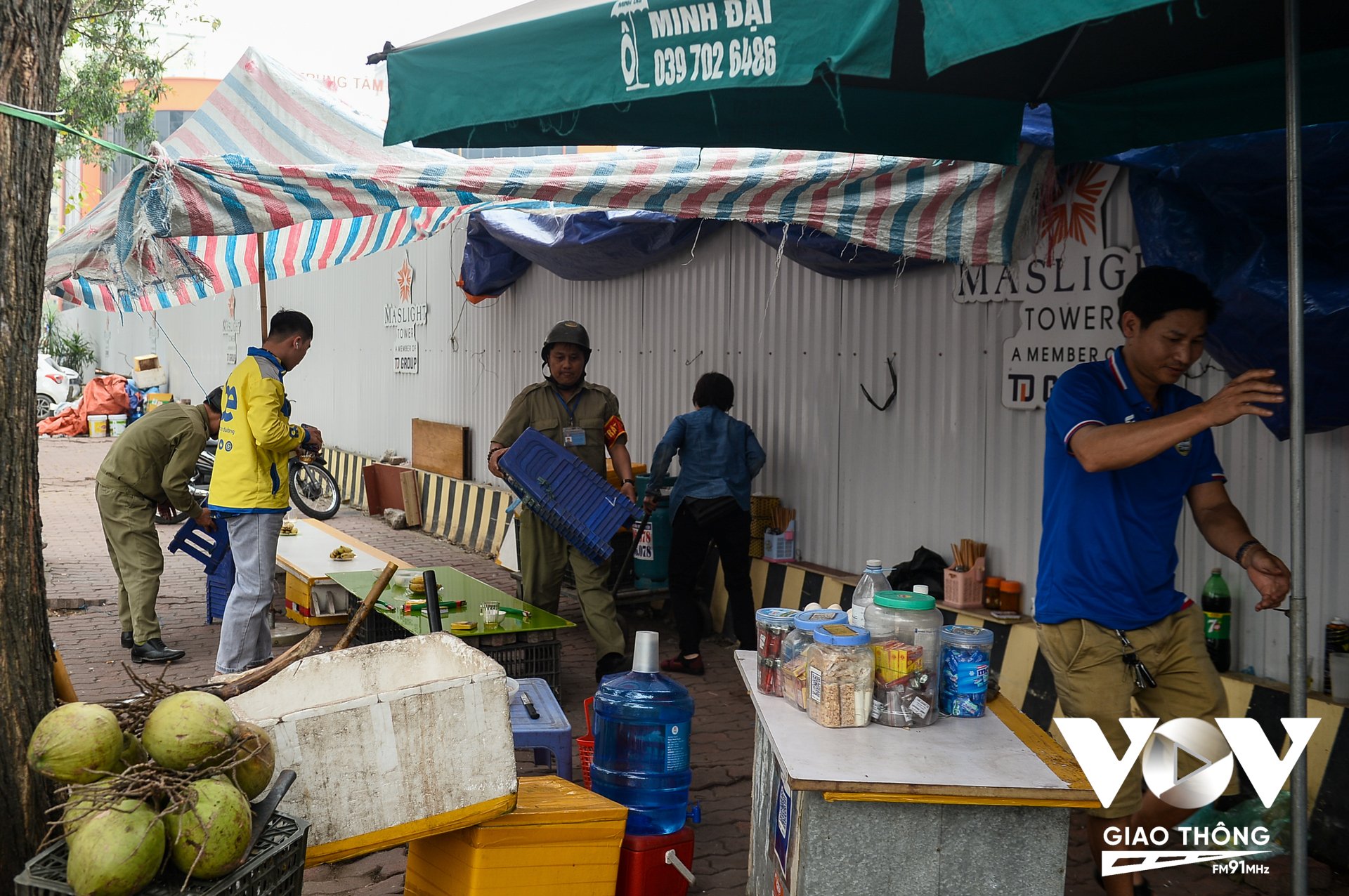 Ngoài ra, trên tuyến đường Đinh Núp thuộc địa bàn phường Trung Hòa, hàng quán bán trà đá lấn chiếm vỉa hè cũng được Ban Chỉ đạo 197 phường Trung Hòa tháo dỡ.