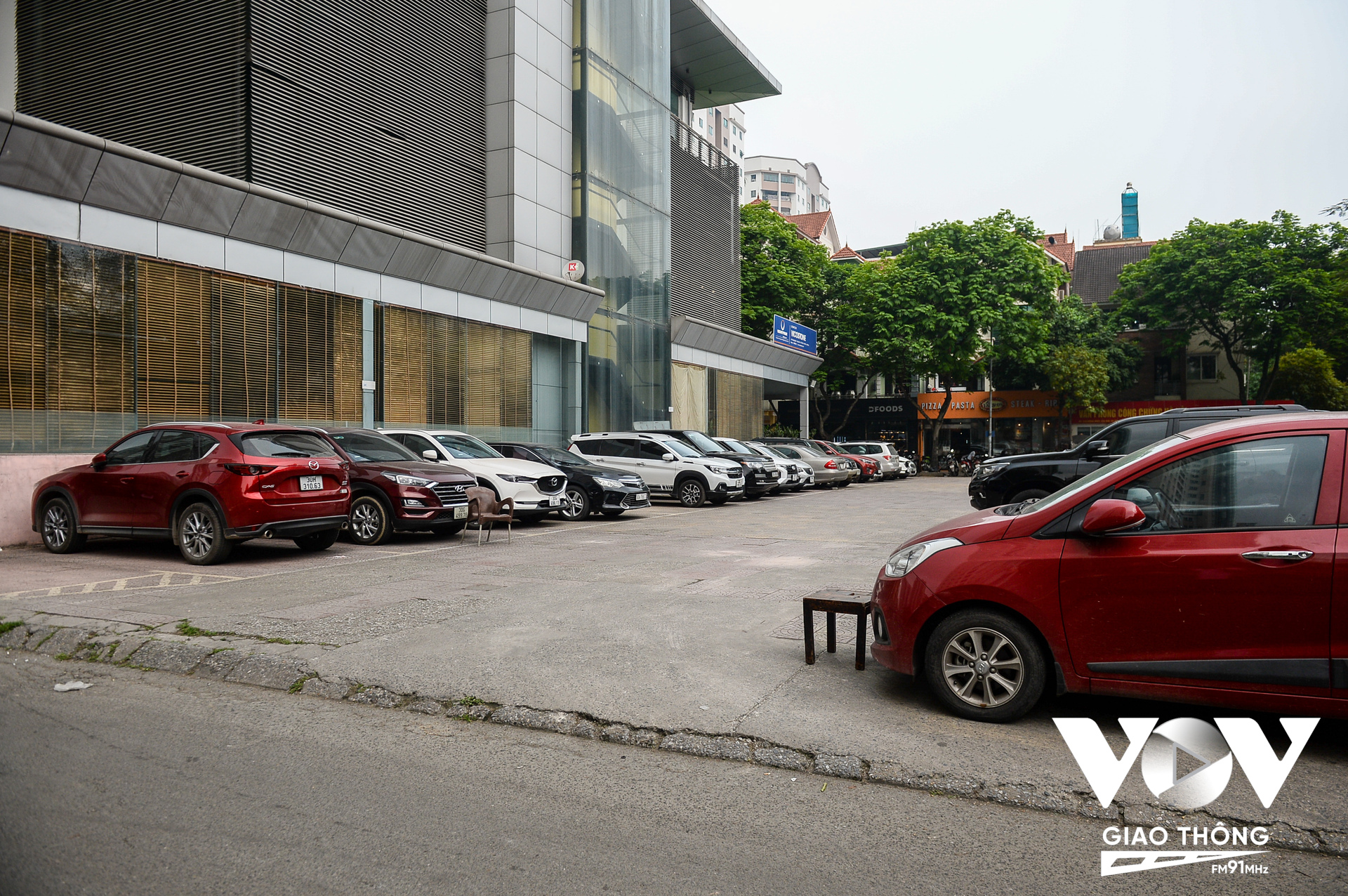 Ngay sau đó Ban Chỉ đạo 197 phường Trung Hòa đã nhắc nhở trung tâm tiếng anh trên và yêu cầu di chuyển các xe đang đỗ dưới lòng đường. Ngoài khu 17T, ở đằng sau tòa nhà 34T, khu đô thị Trung Hòa- Nhân Chính, tình trạng trên cũng diễn ra tương tự.