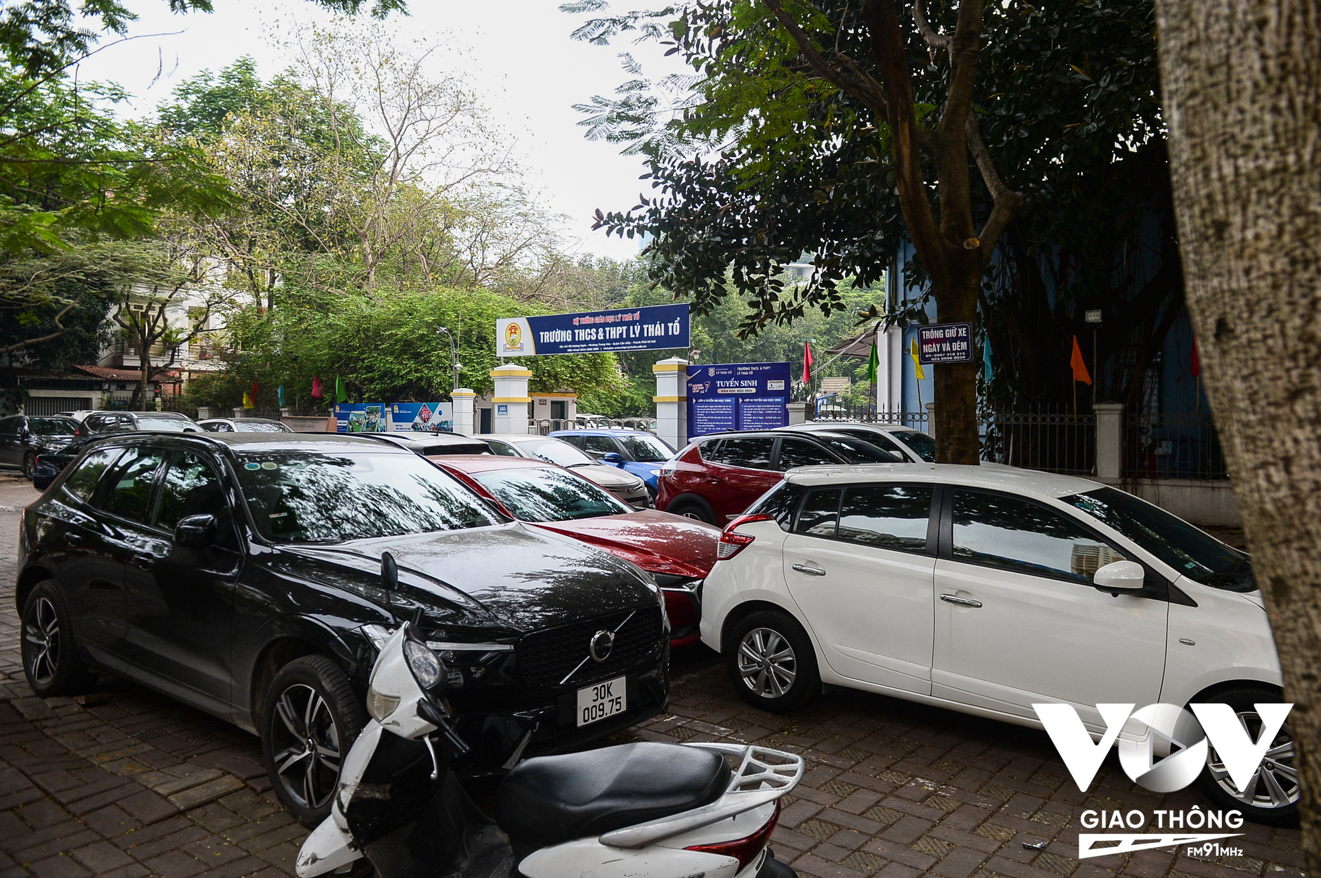 Vỉa hè khu vực cổng trường THCS & THPT Lý Thái Tổ cũng có rất nhiều xe ô tô đỗ.