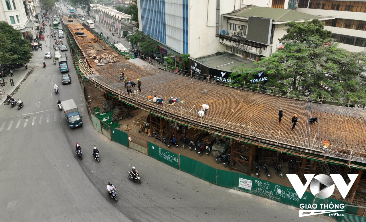 Theo Ban Quản lý Dự án các công trình giao thông Hà Nội, các dầm thép đã được các đơn vị thi công lắp đặt xong. Phần đường dẫn 2 đầu cầu cũng đã được đổ bê tông và chuẩn bị hoàn chỉnh bề mặt cầu.