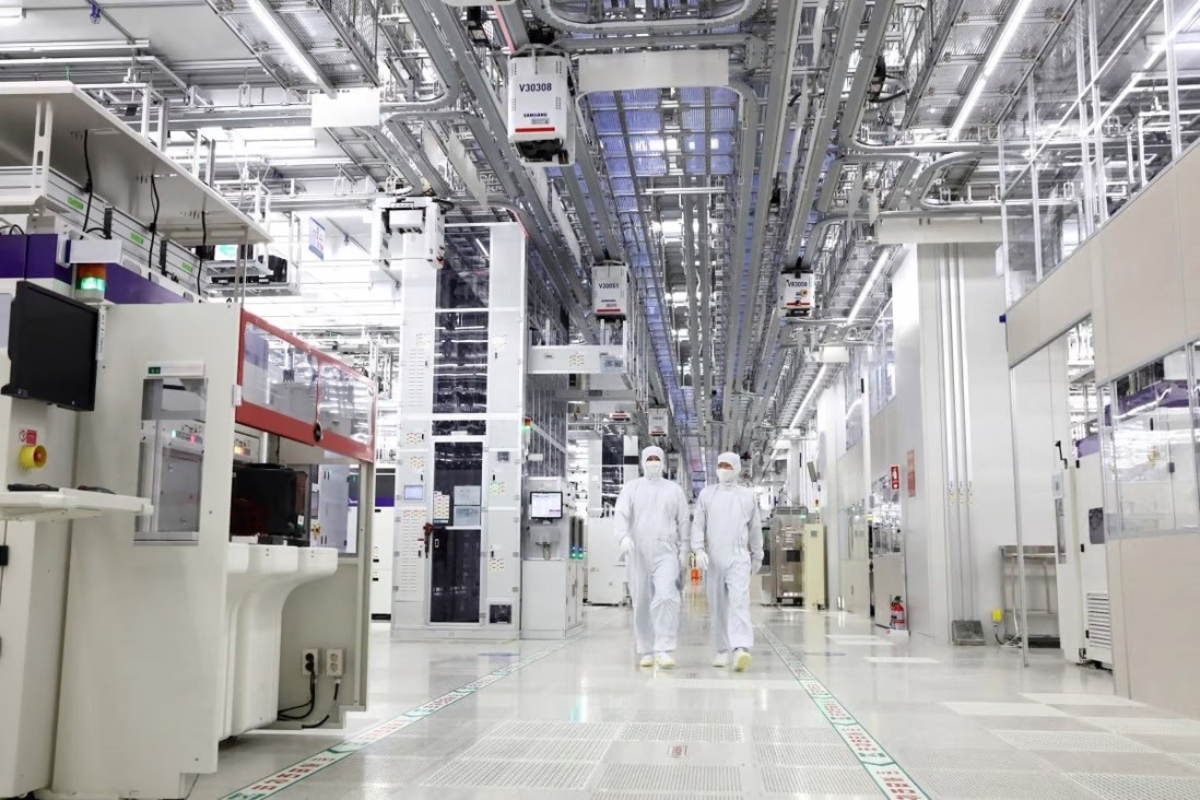 Các công nhân của Samsung Electronics tại nhà máy sản xuất chip ở Pyeongtaek, Hàn Quốc, ngày 7/9/2022. Ảnh: Reuters