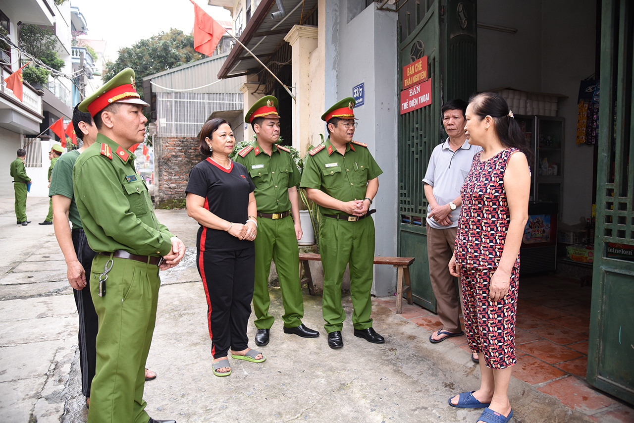 Đội Cảnh sát PCCC&CNCH Công an thị xã Sơn Tây phổ biến kiến thức về an toàn cháy nổ cho các Tổ liên gia tự quản về PCCC