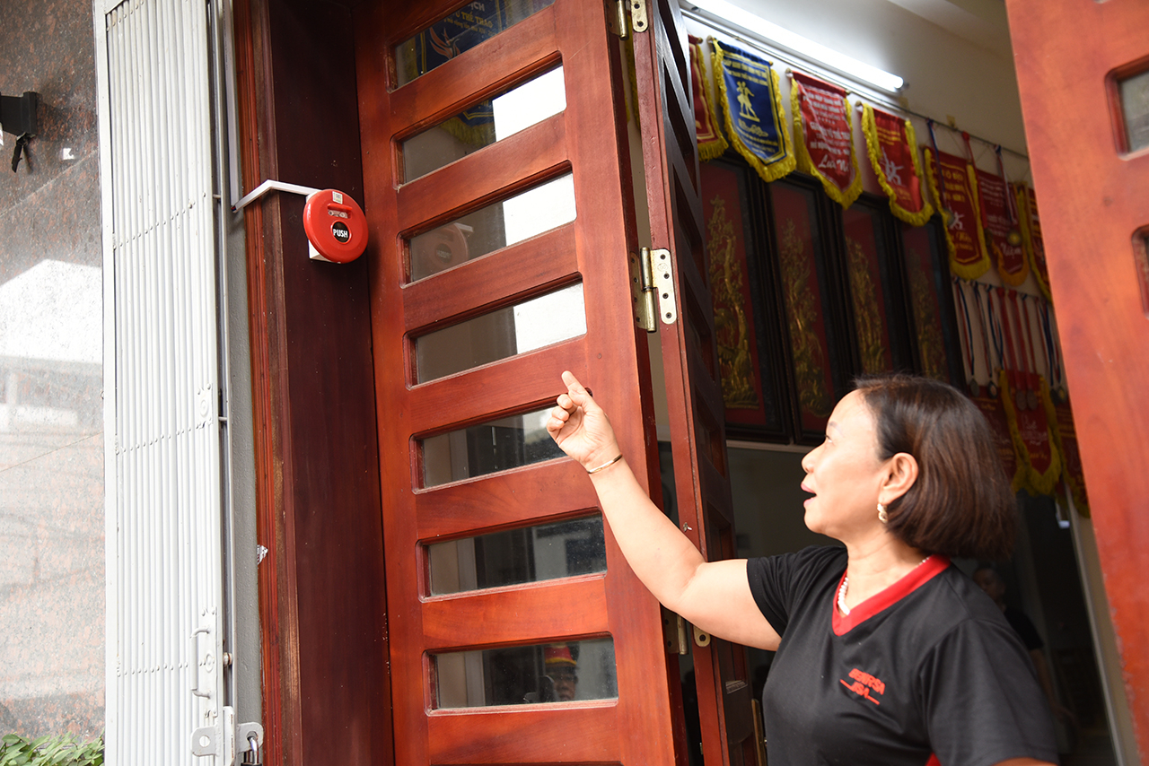 Bà Phan Thị Dung – Tổ trưởng Tổ liên gia tự quản về PCCC thuộc phố Tùng Thiện, phường Sơn Lộc (thị xã Sơn Tây) chia sẻ về thiết bị báo cháy được lắp đặt tại mỗi gia đình