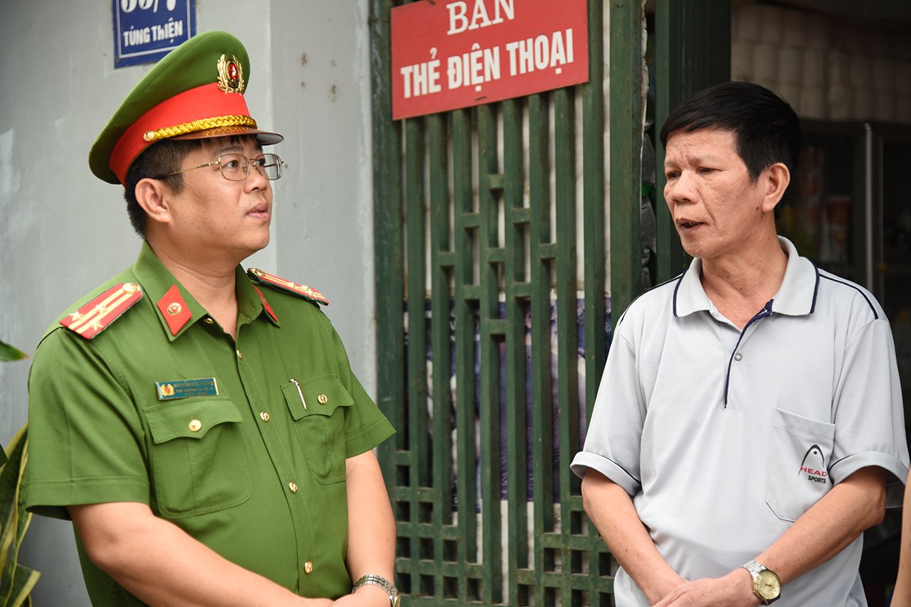 Thượng tá Nguyễn Đức Thành – Phó trưởng Công an thị xã Sơn Tây (Hà Nội) trực tiếp tuyên truyền công tác PCCC đến từng hộ dân trên địa bàn