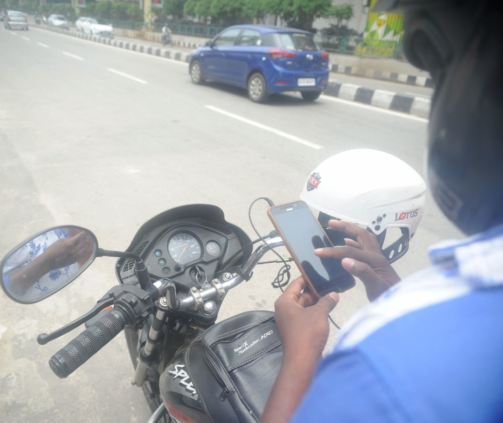 Việc chính quyền thủ đô New Delhi quyết định không cho phép xe máy tư nhân (biển trắng) hoạt động dịch vụ xe ôm công nghệ khiến nhiều tài xế lâm vào cảnh lao đao - Ảnh indiatimes