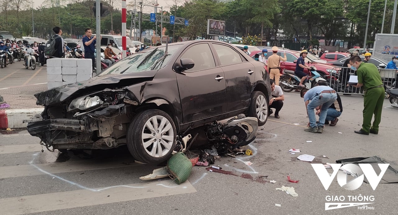 Hiện trường vụ ô tô đâm 17 xe máy khiến 22 người bị thương tại ngã tư Xuân La - Võ Chí Công, quận Tây Hồ, Hà Nội vào chiều 5/4