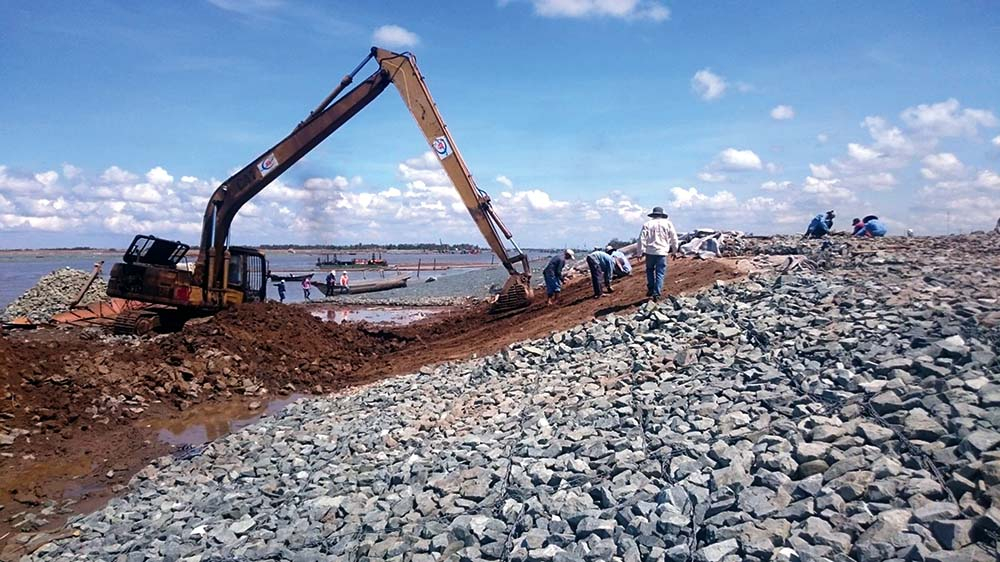 Thi công dự án luồng sông Hậu cho tàu trọng tải lớn.