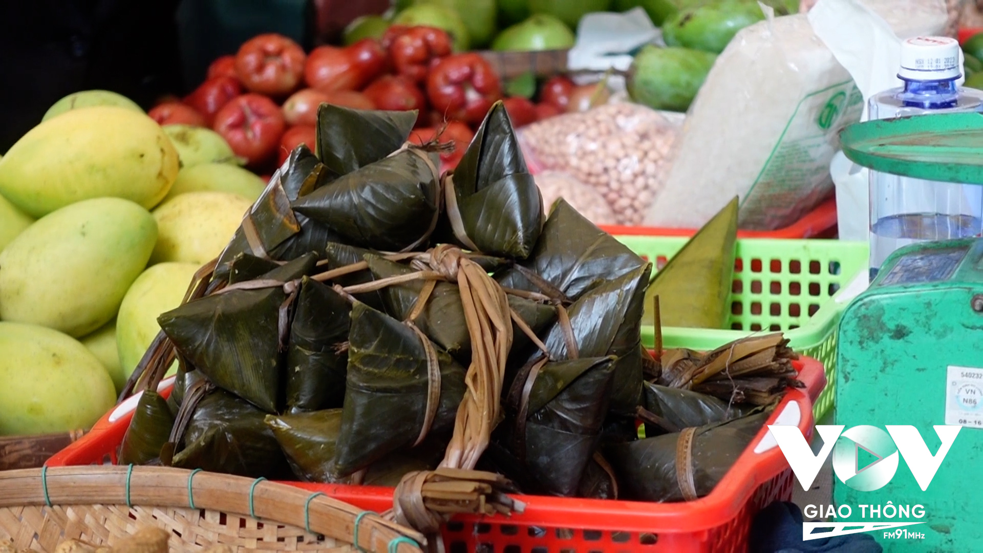 Ngoài những sản phẩm rau củ quả và các món ăn dân dã Việt Nam, nhiều sản phẩm mới mẻ làm từ nguyên liệu quen thuộc như sen, quế, chanh sả, cacao, cà phê, tre nứa, cây dừa… khiến cho phiên chợ đầy màu sắc đa dạng.