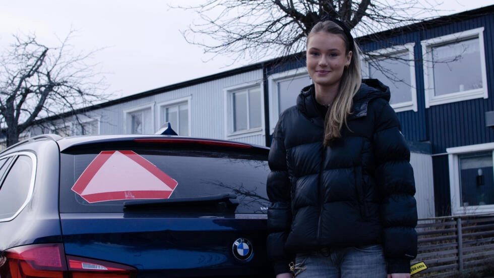 Evelina Christiansen, ở Stockholm, Thụy Điển đã sở hữu và được lái chiếc BMW 5-series dù mới 15 tuổi. Ảnh: AFP