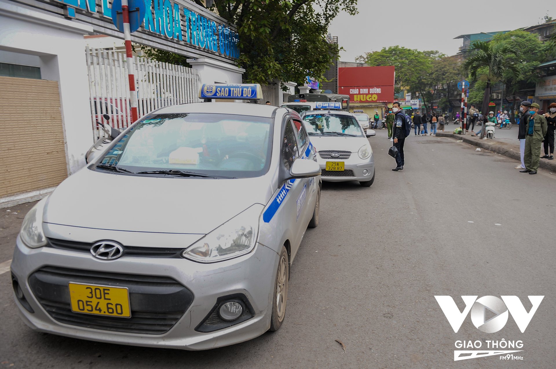 Mở đầu buổi ra quân, lực lượng công an phường Phương Mai đã tuyên truyền và yêu cầu các xe taxi dừng đỗ gây cản trở giao thông tại khu vực cổng bệnh viện Bạch Mai phía đường Phương Mai và cổng Bệnh viện Lão Khoa Trung Ương.