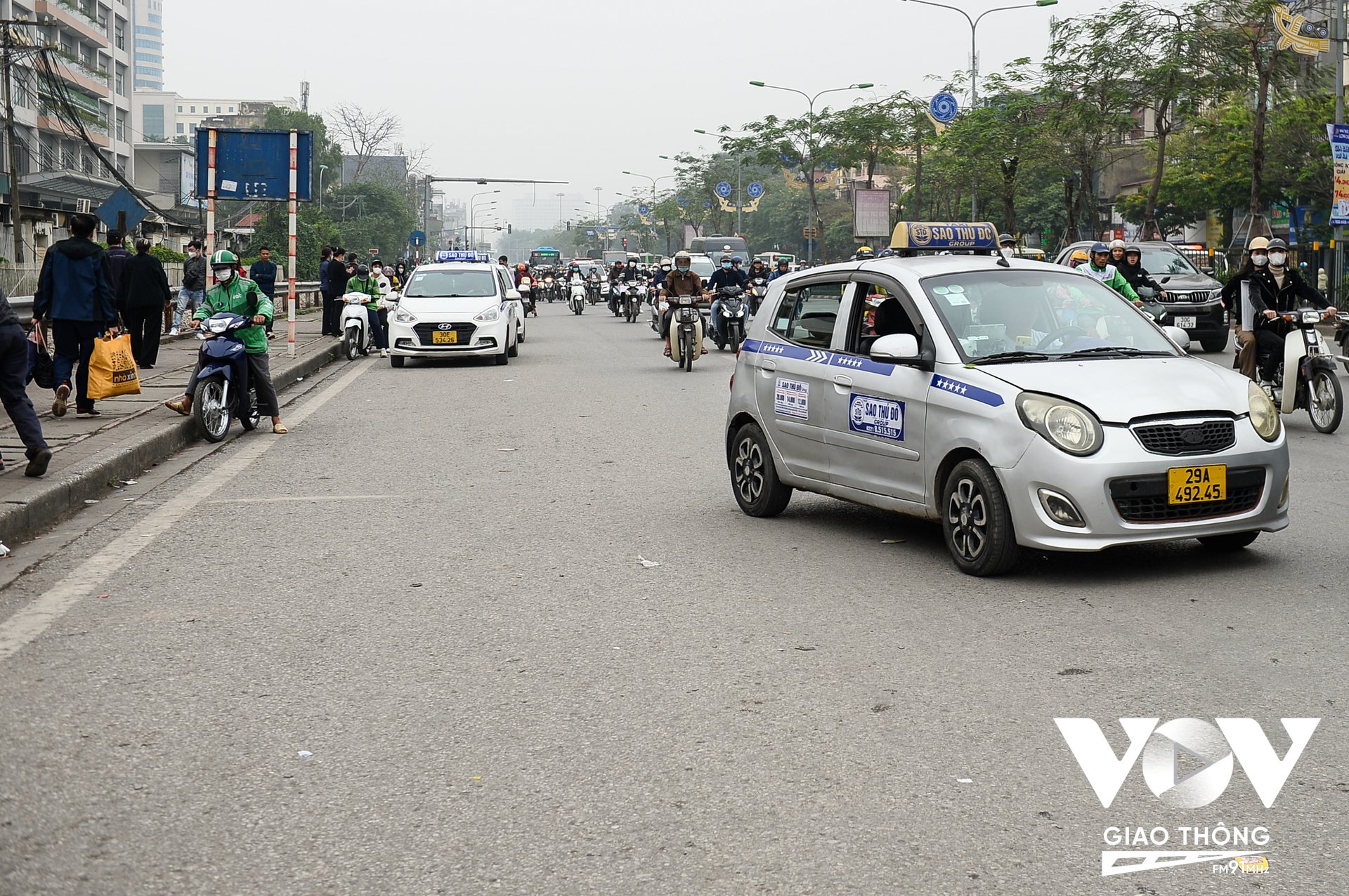 Còn tại khu vực cổng bệnh viện Bạch Mai phía đường Giải Phóng, khi thấy bóng dáng lực lượng chức năng một số xe taxi đã 'nháo nhào' di chuyển hòng thoát sự kiểm tra.