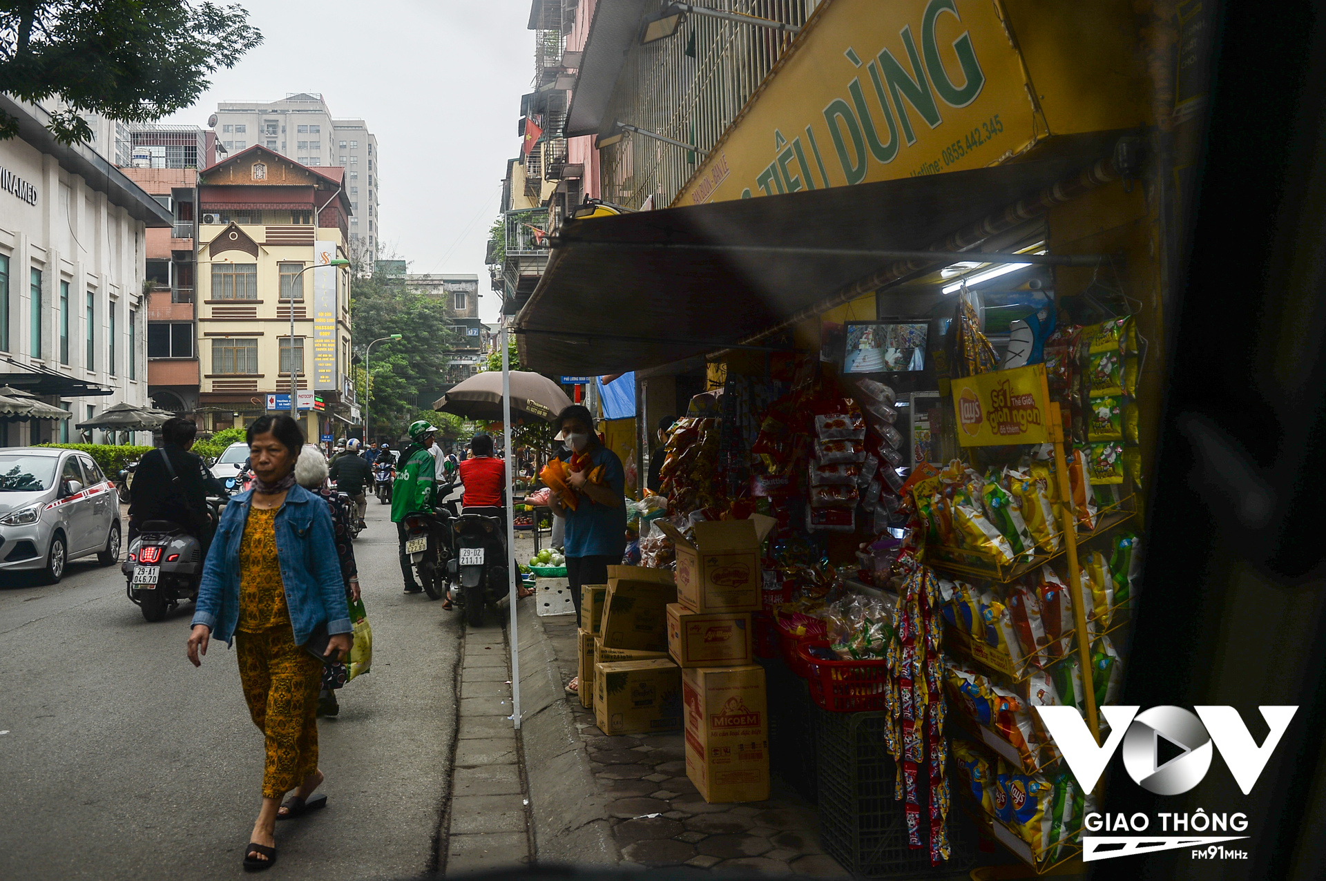 Tiếp tục buổi ra quân lực lượng công an phường Phương Mai cũng nhắc nhở các cơ sở kinh doanh trên phố Lương Định Của thu dọn ô bạt, hàng hóa lấn chiếm vỉa hè khiến người đi bộ không có lối đi.