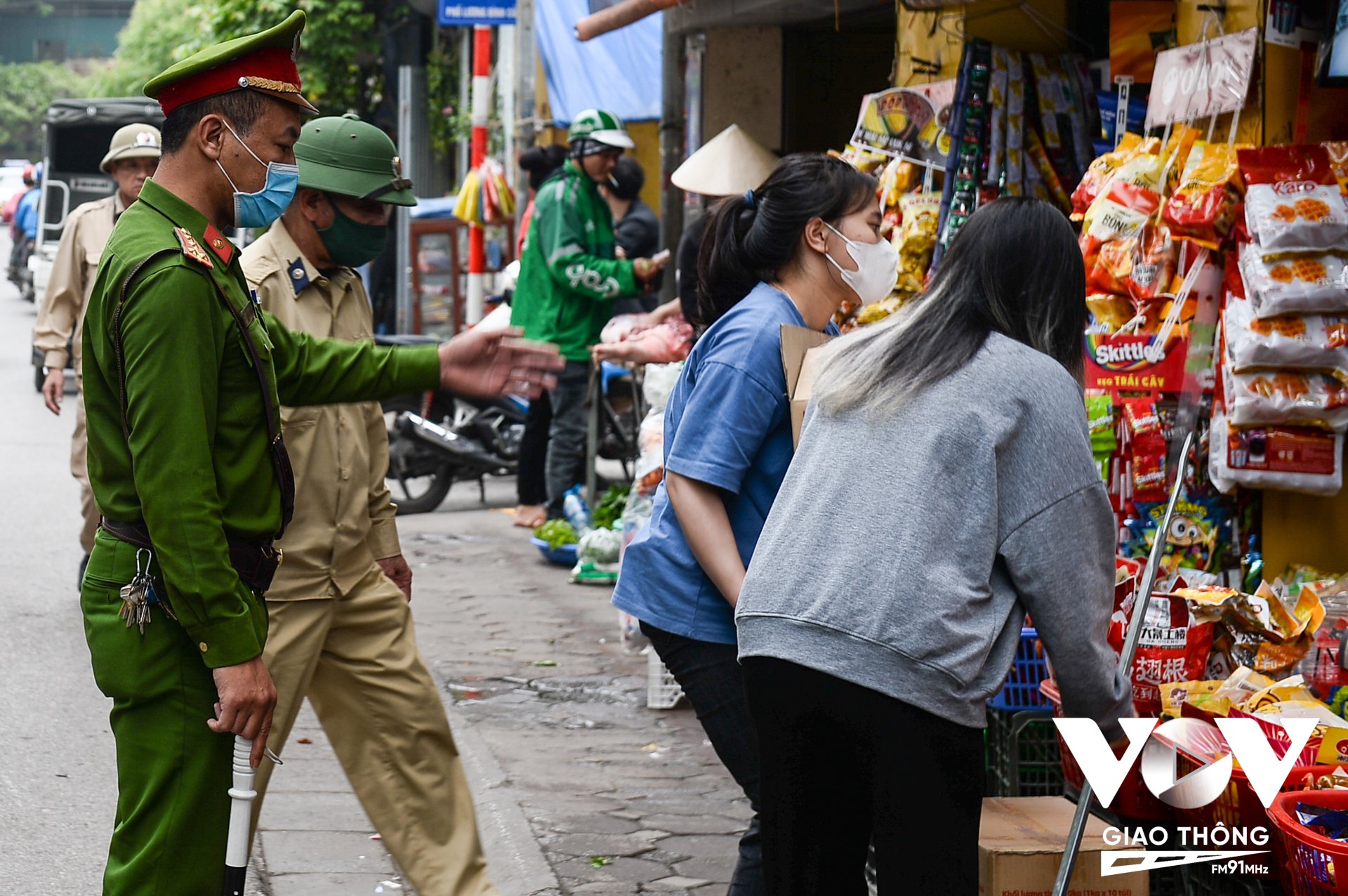 Vỉa hè trên phố Lương Định Của một số đoạn rất hẹp, việc bày hàng hóa không những lấn chiếm vỉa hè mà còn gây mất mỹ quan đô thị.