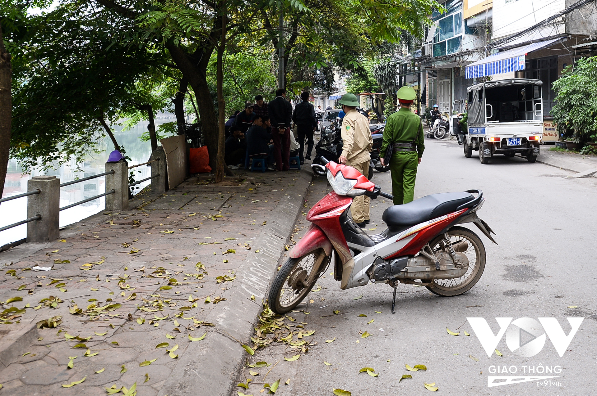 Mặt cắt đường bao hồ Phương Mai rất hẹp, việc xe máy để dưới lòng đường không chỉ thu hẹp lòng đường mà còn có nguy cơ gây va chạm giao thông.
