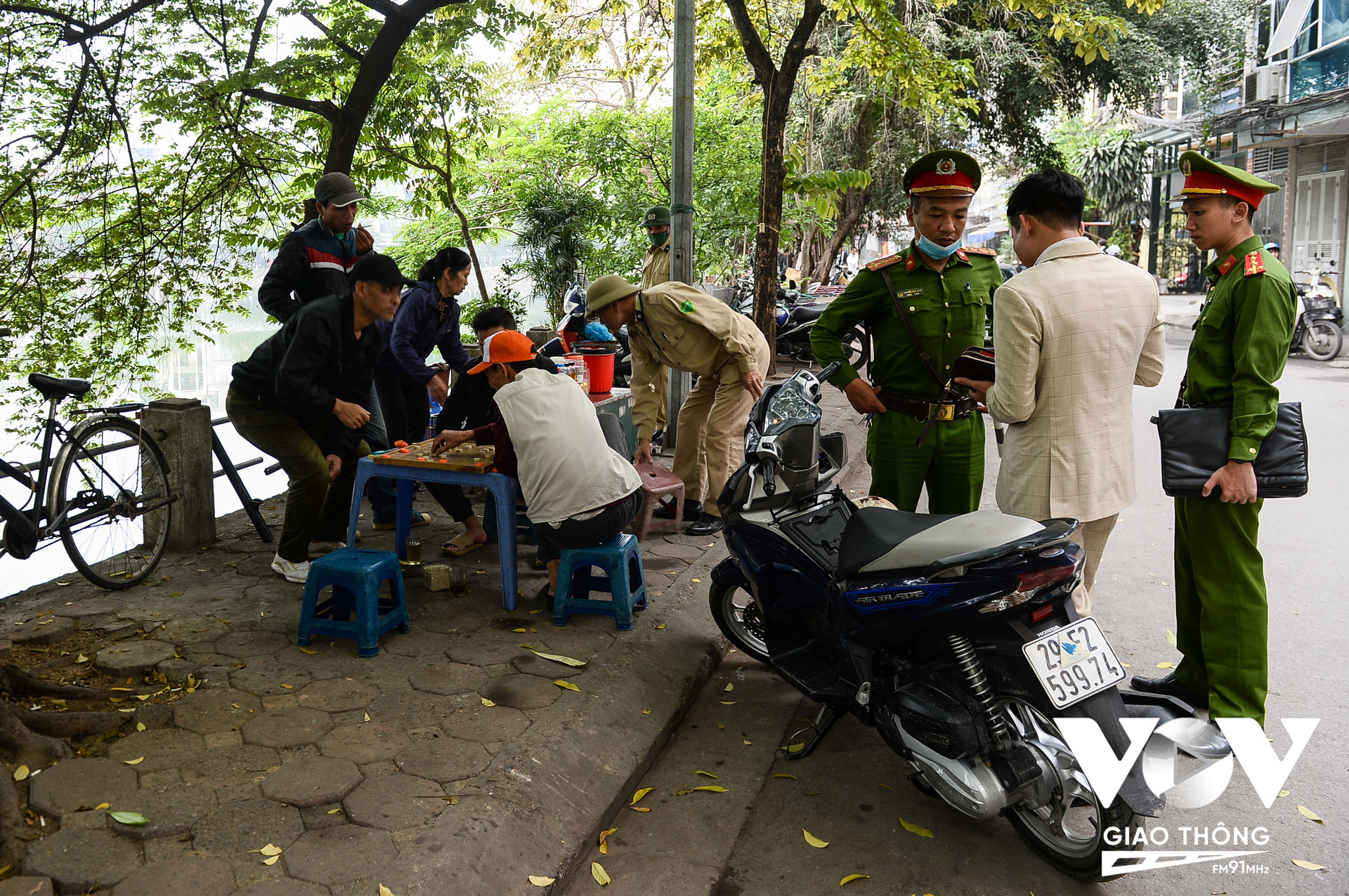 Lực lượng công an phường yêu cầu chủ xe máy để bừa bãi, dưới lòng đường di chuyển.