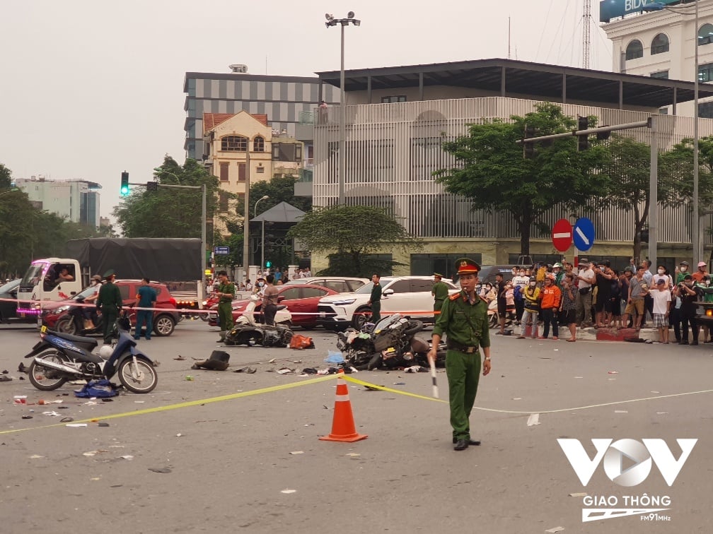 Vụ ô tô đang lưu thông bất ngờ đâm hàng loạt phương tiện khiến nhiều người bị thương trên đường Xuân La - Võ Chí Công (Hà Nội) hiện cơ quan chức năng đang điều tra nguyên nhân.