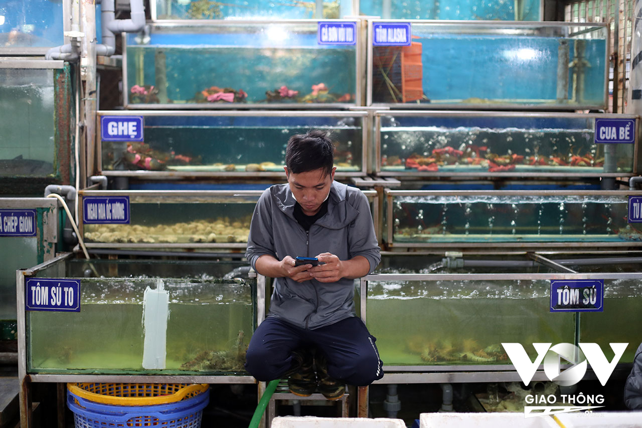 Phút nghỉ trưa của một người bán hải sản ở chợ Đồng Xuân