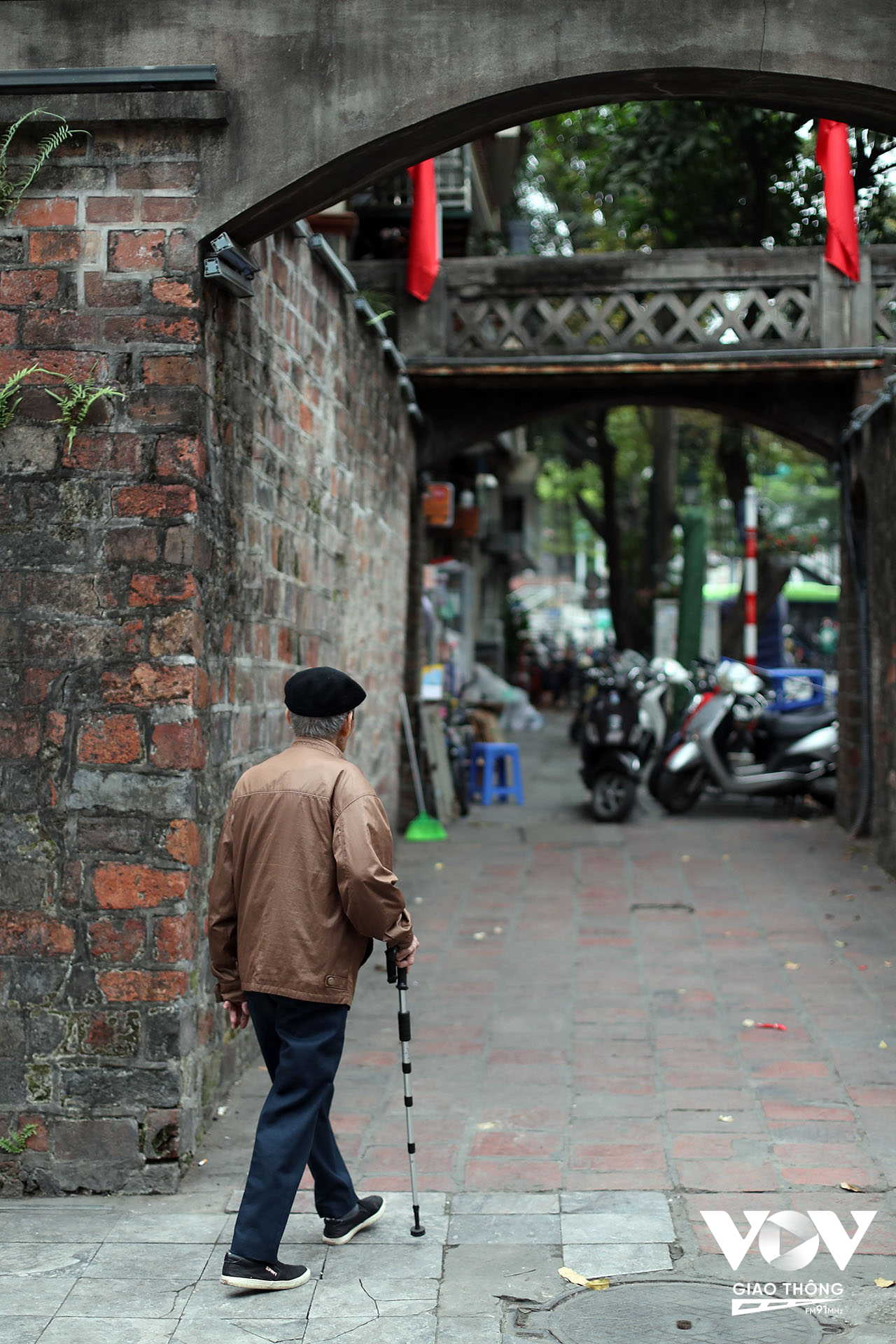 Cụ ông 96 tuổi, sinh ra và lớn lên ở phố cổ Hà Nội, hằng ngày vẫn đi bộ dọc phố, như thể muốn tìm lại những ký ức ngày xưa...