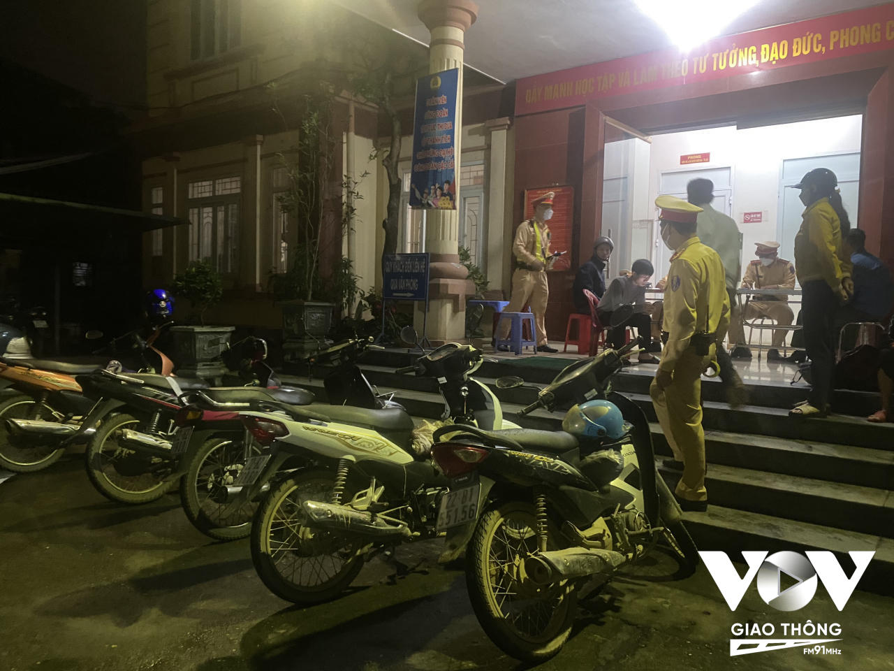 Cũng trong tối 12/4, 6 xe máy liên tiếp bị CSGT Công an tỉnh Tuyên Quang xử lý về lỗi vi phạm nồng độ cồn. Trong đó, có một nhóm gồm 3 tài xế vừa uống rượu cùng nhau bị CSGT