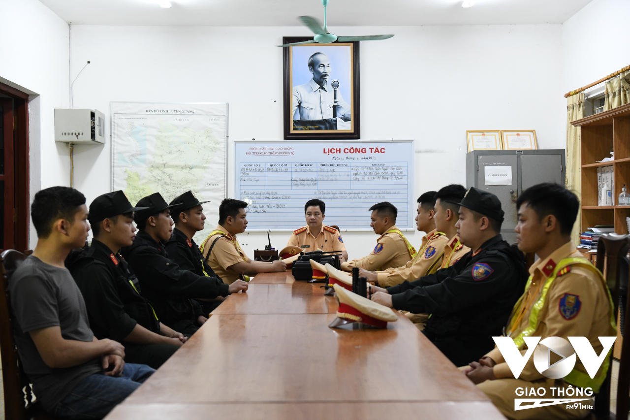 Đúng 19h, tổ công tác của Phòng CSGT, Công an tỉnh Tuyên Quang đã có mặt đầy đủ để triển khai các phương án tuần tra, kiểm soát, xử lý các trường hợp người tham gia giao thông vi phạm nồng độ cồn.