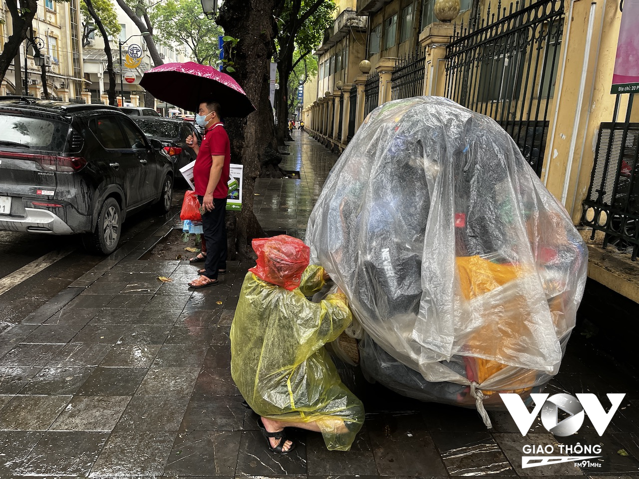 Và đến gần trưa thì chuyển thành mưa phùn. Những người bán hàng trên phố phải trang bị áo mưa, nếu không hàng hoá sẽ ướt hết. Dù vậy độ ẩm trong không khí quá lớn nên biện pháp này nhiều khi không ăn thua