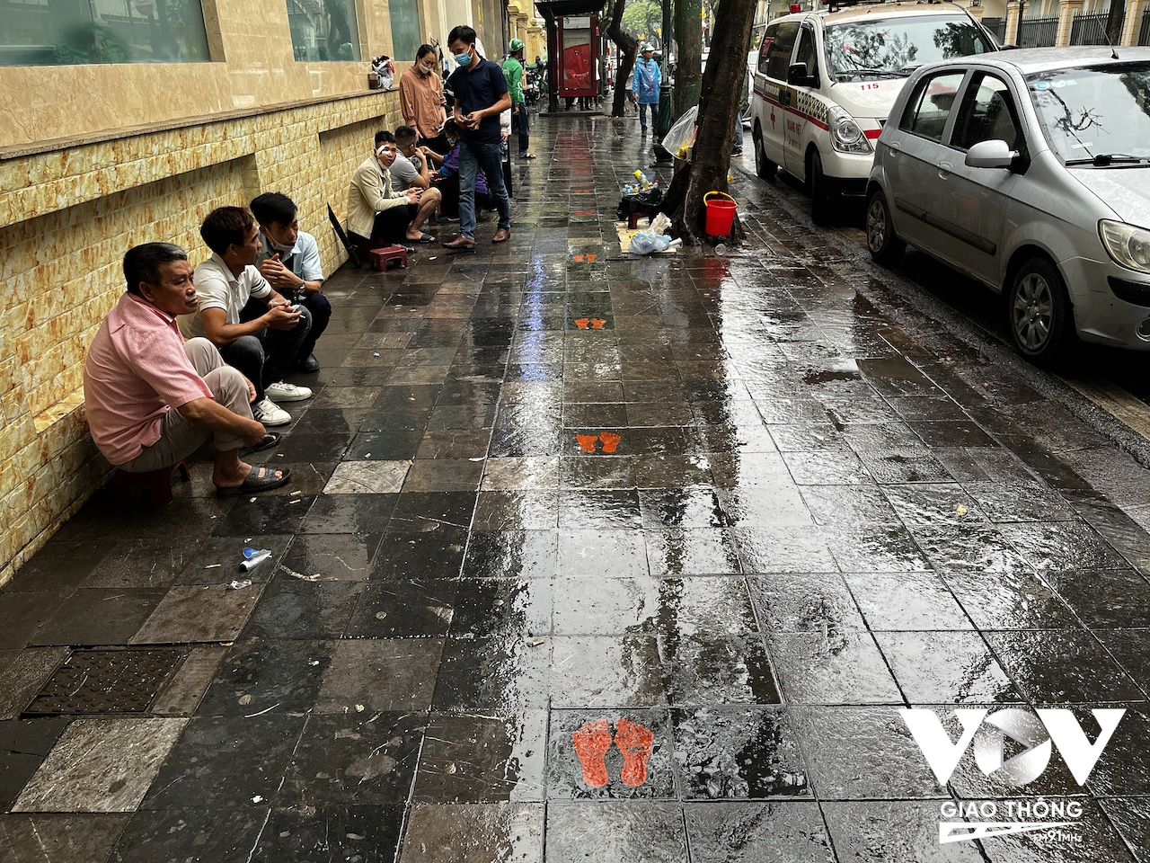 Đường phố lúc nào cũng trong tình trạng ẩm ướt
