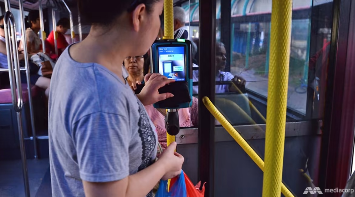 Một người dân Singapore sử dụng thẻ Ez-link để thanh toán vé xe buýt. Ảnh: Today