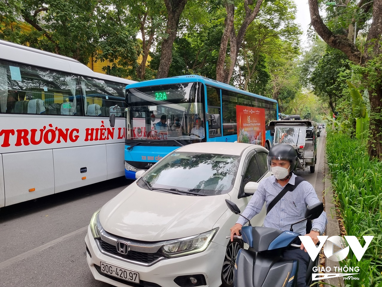 Nhiều người tham gia giao thông cảm thấy phiền toái với hàng dài xe chở học sinh tham quan thường xuyên dừng đỗ trên đường Hoàng Diệu, Hà Nội