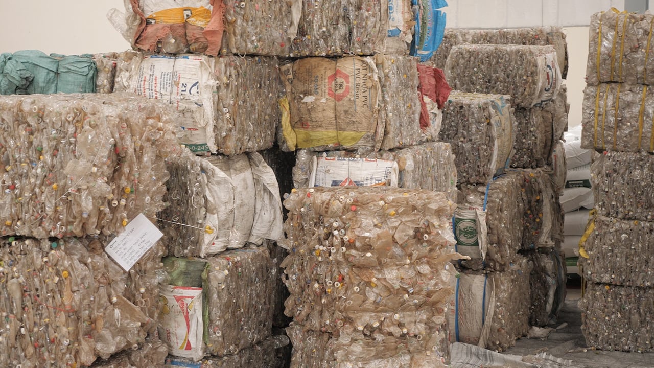 Chai nhựa cũ được tái chế tại Duy Tân. Ảnh tư liệu