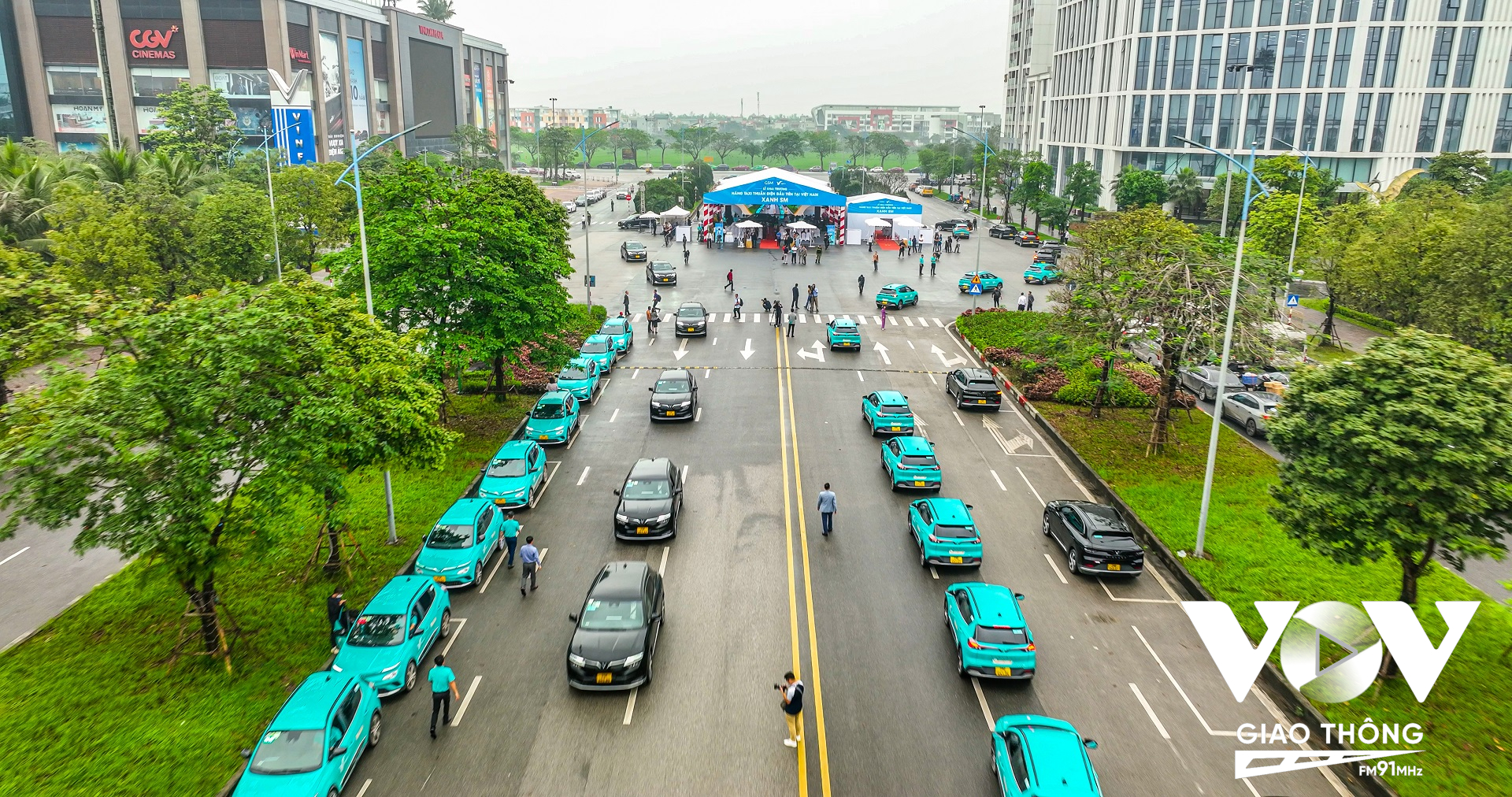 Kể từ nay, người dân Thủ đô Hà Nội có thể đặt taxi Xanh SM qua số tổng đài toàn quốc 1900 2088 như taxi truyền thống hoặc qua ứng dụng Taxi Xanh SM (trên App Store và Google Play Store) như các hãng xe công nghệ. Hoặc cũng có thể đón xe trực tiếp tại tất cả các trung tâm thương mại Vincom, các địa điểm công cộng trong thành phố hoặc trực tiếp vẫy xe trên đường.