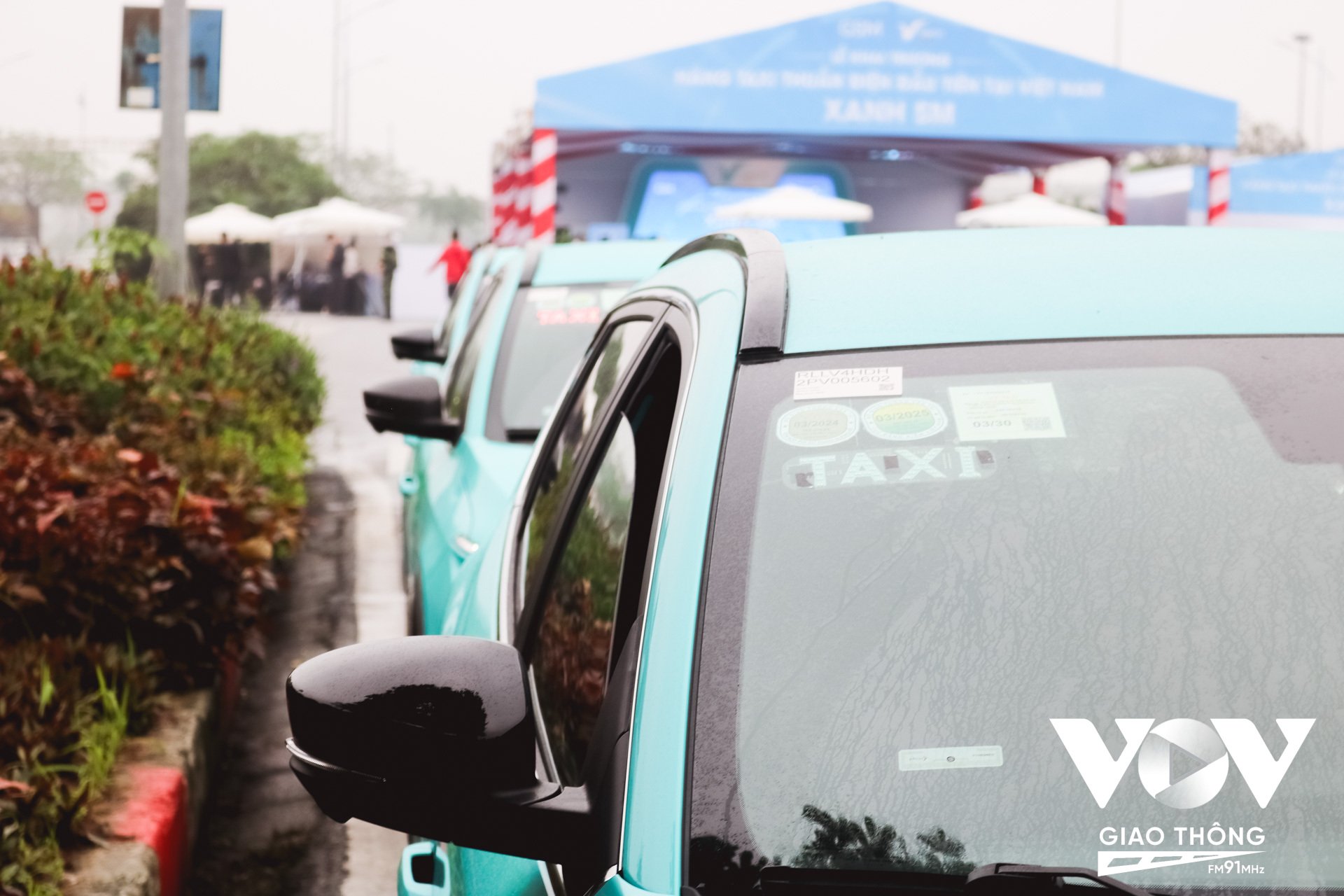 Với đội ngũ tài xế được đào tạo bài bản, chuyên nghiệp theo kim chỉ nam dịch vụ tận tâm, Taxi Xanh SM cam kết sẽ mang đến chất lượng dịch vụ 5 sao cho người dùng.
