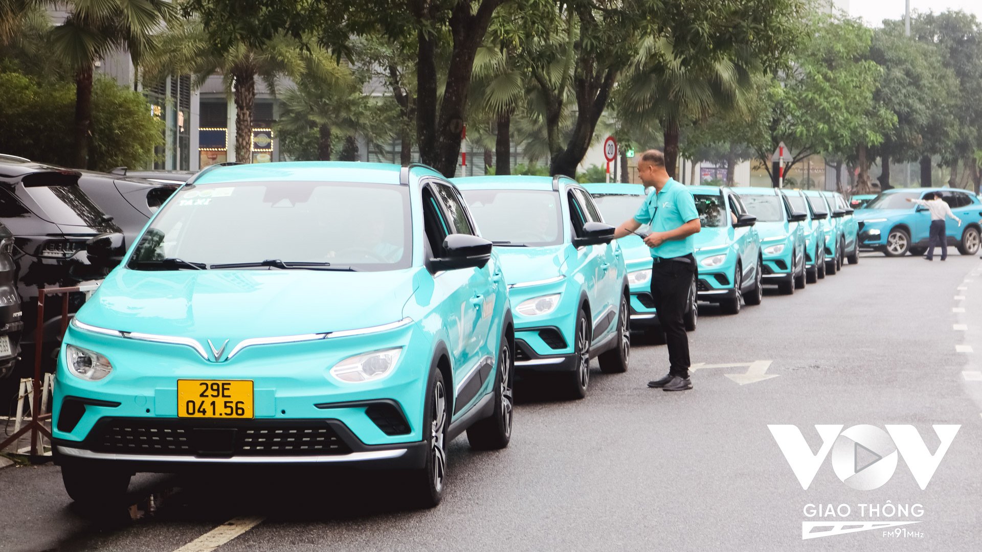 Sang tháng 5/2023, người dân có thể gọi Taxi Xanh SM thông qua dịch vụ BeVinFast trên nền tảng tiêu dùng đa dịch vụ Be. Xanh SM hướng đến cung cấp cho người sử dụng 2 lựa chọn dịch vụ là GreenCar (taxi tiêu chuẩn) và LuxuryCar (taxi cao cấp). Trong đó, GreenCar sử dụng Vinfast VFe34 với màu xanh Cyan đặc trưng và LuxuryCar sử dụng Vinfast VF8 với màu sơn nguyên bản.