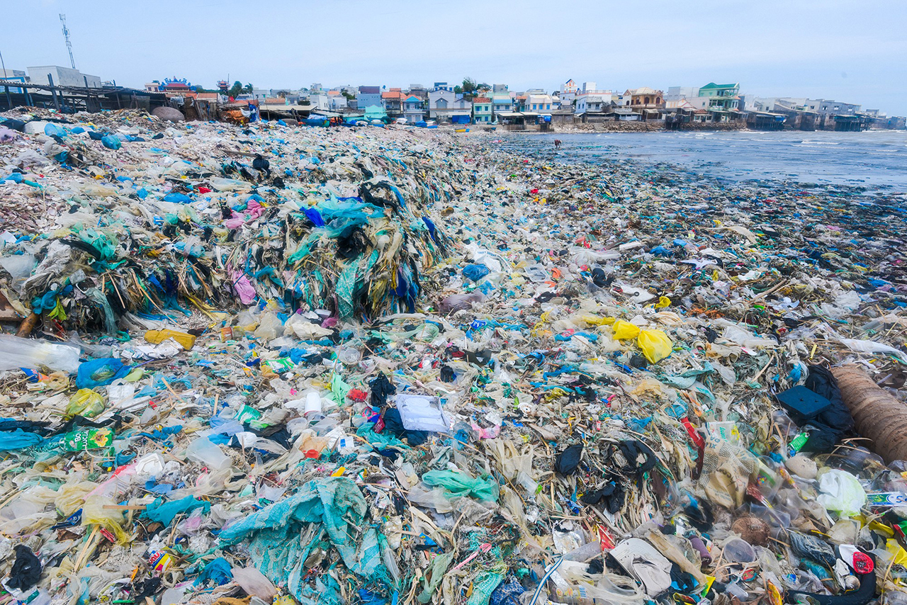 Việt Nam có khoảng 900 bãi rác chôn lấp vào năm 2020 và 70% trong số đó chưa được xử lý. Ảnh: nhiếp ảnh gia Nguyễn Việt Hùng