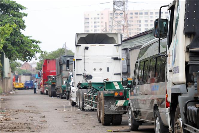Xe xếp hàng khu vực lối vào Trung tâm đăng kiểm xe cơ giới số 50-05V (quận Tân Bình, Thành phố Hồ Chí Minh). Ảnh: Tiến Lực/TTXVN
