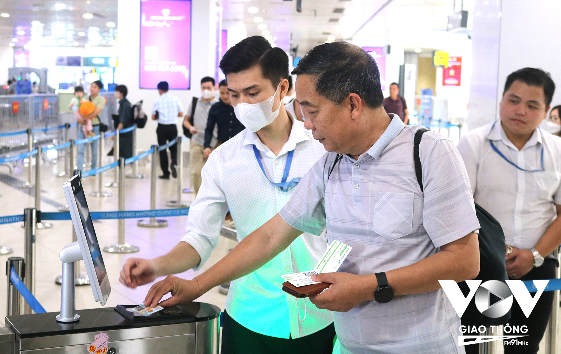 Tại điểm kiểm tra an ninh hành khách nội địa, nhân viên an ninh sẽ quét thẻ căn cước công dân gắn chip và thẻ lên máy bay bằng thiết bị chuyên dụng, đồng thời đối chiếu khuôn mặt của hành khách.